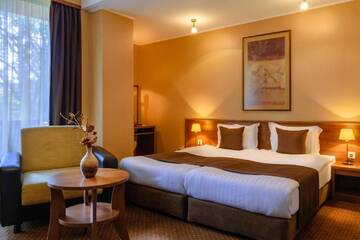 Фото номера Двухместный номер с 2 отдельными кроватями и балконом Отель Spa Hotel Calista г. Старозагорски-Бани 3